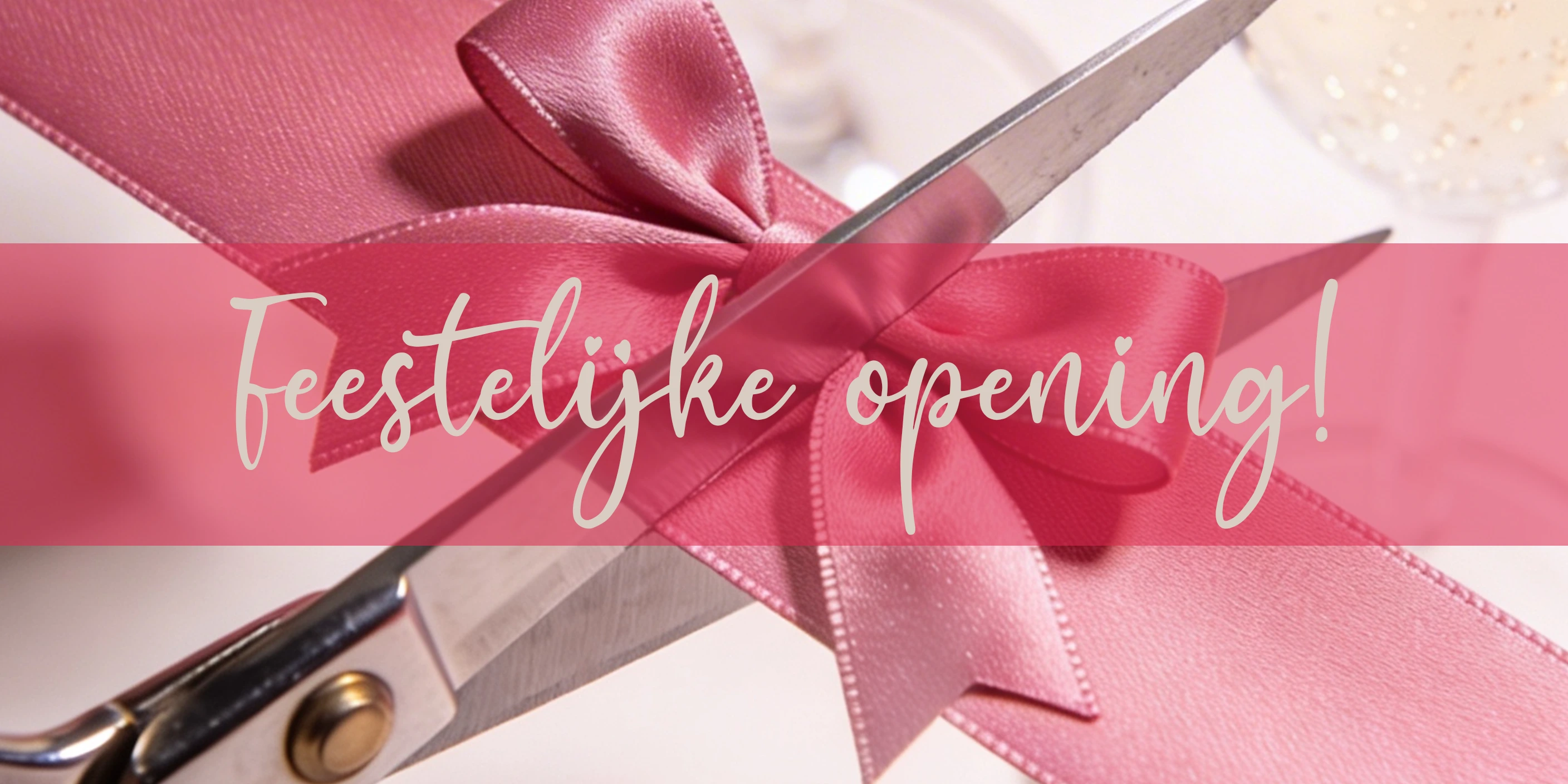 Schaar die een roze lint doorknipt met champagne op de achtergrond om de opening van de nieuwe studio van Studio Sem te symboliseren.